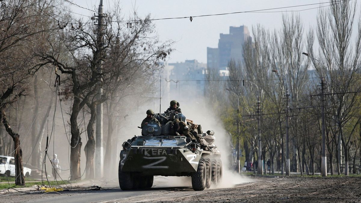 Nová fáze války: Ukrajinci mají vojáky, chybí jim technika. U Rusů je to naopak